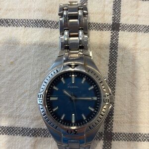 Men’s fossil watch blue face worn a few times does need battery great condition!